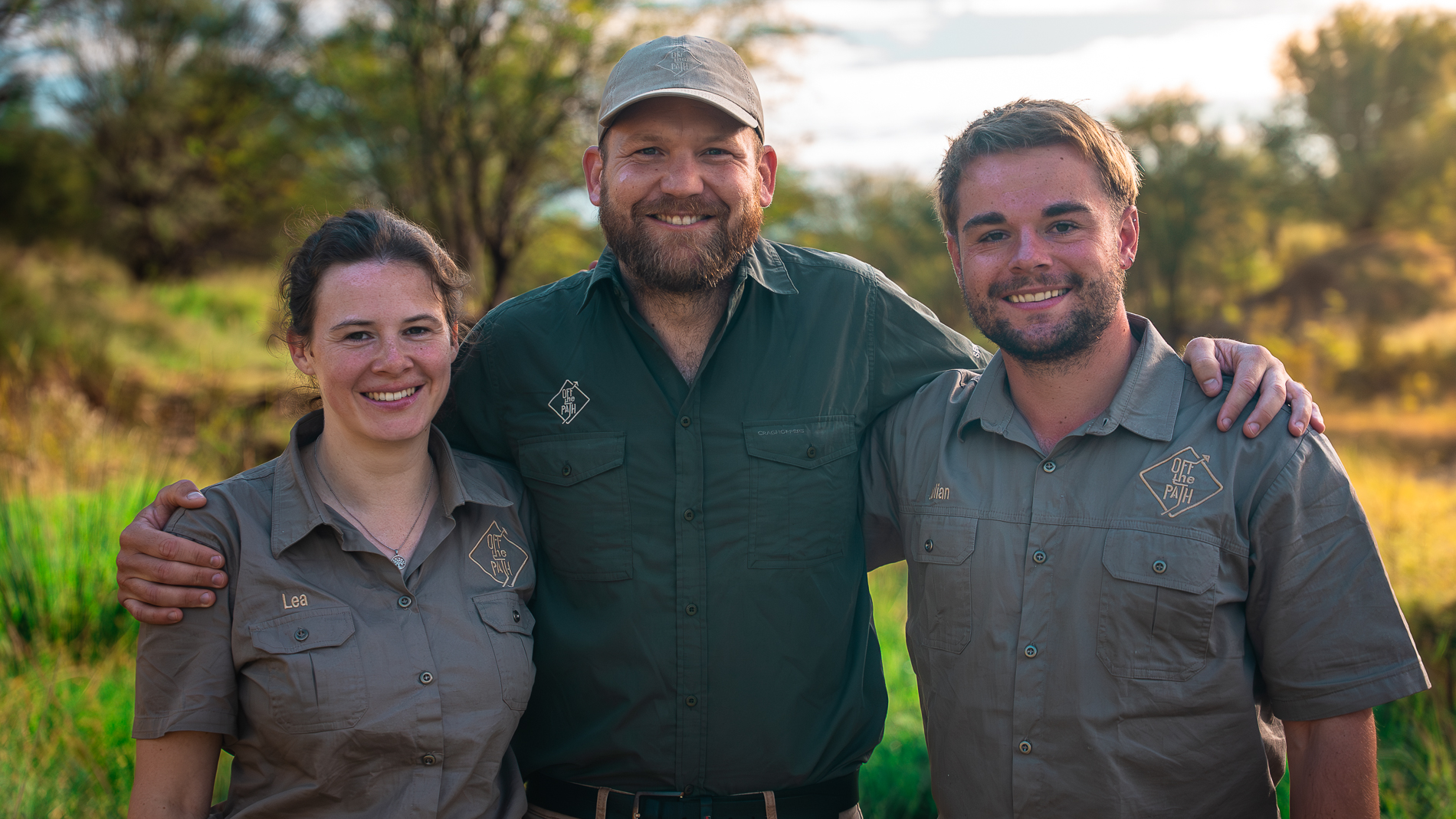 Das Team von Off The Path – Lea, Sebastian und Julian in der Wildnis